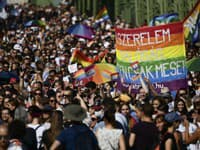 Tisíce ľudí sa v maďarskom hlavnom meste zúčastňujú na pochode Budapest Pride s cieľom vyjadriť podporu LGBTQ komunite Tisíce ľudí sa v maďarskom hlavnom meste zúčastňujú na pochode Budapest Pride s cieľom vyjadriť podporu LGBTQ komunite