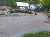 S povodňami bojuje aj obec Valaská Belá. S povodňami bojuje aj obec Valaská Belá.