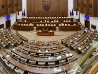 V pléne sedeli traja poslanci Ľudovej strany Naše Slovensko