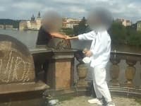 Svedkyňa držala muža za ruku. Svedkyňa držala muža za ruku.