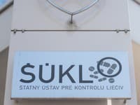 Na snímke tabuľa na budove sídla Štátneho ústavu pre kontrolu liečiv (ŠÚKL) Na snímke tabuľa na budove sídla Štátneho ústavu pre kontrolu liečiv (ŠÚKL)