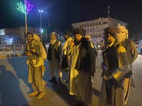 Bojovníci Talibanu preberajú kontrolu nad afganským prezidentským palácom po tom, čo afganský prezident Ašraf Ghaní utiekol z krajiny