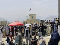 Ľudia čakajúci pred letiskom v Kábule