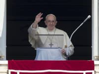Pápež František kýva ľuďom na Vatikánskom námestí 