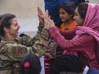 Americkí vojaci sa lúčia s domácimi Afgancami 