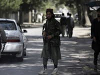 Bojovníci Talibanu v afganských uliciach