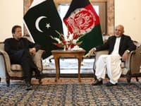Pakistanský premiér Imran Chán a vtedajší afganský prezident Ašraf Ghaní počas stretnutia v Kábule v novembri 2020.