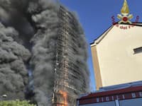 Oheň sa začal šíriť na horných poschodiach výškovej budovy na okraji Milána
