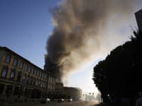 Oheň sa začal šíriť na horných poschodiach výškovej budovy na okraji Milána