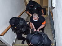 obžalovaný bývalý špeciálny prokurátor Dušan Kováčik prichádza v sprievode Zboru väzenskej a justičnej stráže na hlavné pojednávanie na Špecializovanom trestnom súde v Pezinku