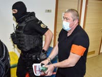 obžalovaný bývalý špeciálny prokurátor Dušan Kováčik prichádza v sprievode Zboru väzenskej a justičnej stráže na hlavné pojednávanie na Špecializovanom trestnom súde v Pezinku