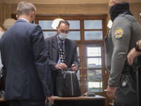 bývalý generálny prokurátor Dobroslav Trnka prichádza na hlavné pojednávanie v kauze Gorila