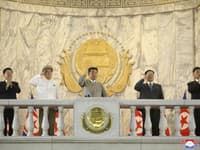 Vojenský sprievod v Severnej Kórei sledoval aj Kim Čong-un Vojenský sprievod v Severnej Kórei sledoval aj Kim Čong-un
