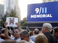 Priatelia a príbuzní obetí z 11. septembra 2001 počas ceremoniálu venovanom výročiu teroristických útokov 
