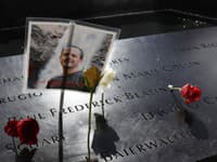 Kvety a fotografia obete počas spomienkovej akcie na útoky z 11. septembra 2001