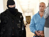 Pokračovalo pojednávanie s obžalovanými vo veci vraždy údajného mafiánskeho bossa Miroslava Sýkoru. Pokračovalo pojednávanie s obžalovanými vo veci vraždy údajného mafiánskeho bossa Miroslava Sýkoru.