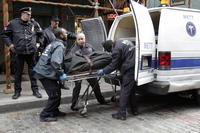 Polícia odnáša telo Marka Madoffa