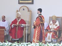 Pápež František (druhý zľava) a metropolita Ján Babjak (vpravo). 