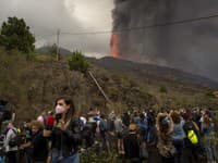 Vulkán Cumbre Vieja stále chŕli lávu, ktoré ohrozuje okolité dedinky