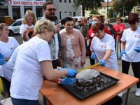 Slivkovú guľu s priemerom 39 centimetrov pripravili a uvarili kuchárky v Poltári. Slivkovú guľu s priemerom 39 centimetrov pripravili a uvarili kuchárky v Poltári.