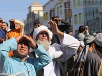 Príslušníci afganského militantného hnutia Taliban zavesili na hlavnom námestí v meste Herát na západe Afganistanu na žeriav mŕtve telo. Príslušníci afganského militantného hnutia Taliban zavesili na hlavnom námestí v meste Herát na západe Afganistanu na žeriav mŕtve telo.