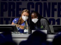 Švédska klimatická aktivistka Greta Thunbergová (vľavo) a ugandská klimatická aktivistka Vanessa Nakateová počas začiatku trojdňovej konferencie Youth4Climate