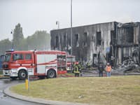 Hasiči zasahujú na mieste, kde sa zrútilo malé lietadlo na predmestí Milána San Donato Milanese Hasiči zasahujú na mieste, kde sa zrútilo malé lietadlo na predmestí Milána San Donato Milanese