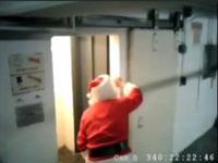 Opitý Santa v garáži.