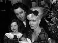Bob Geldof a Paula Yates s dvomi staršími dcérkami