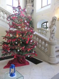 Vianočný stromček s betlehemským svetlom vo vstupnej hale prezidentského paláca.
