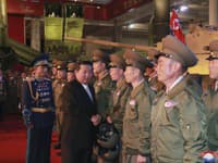 Kim Čong-un počas prehliadky vojska v Severnej Kórei