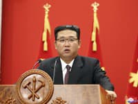 Kim Čong-un počas prehliadky vojska v Severnej Kórei Kim Čong-un počas prehliadky vojska v Severnej Kórei