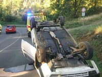 Auto po nehode skončilo na streche Auto po nehode skončilo na streche