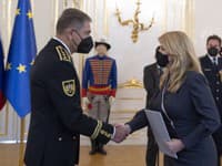 Prezidentka SR Zuzana  Čaputová a generálporučík Vladimír Šimko počas jeho povýšenia do generálskej hodnosti