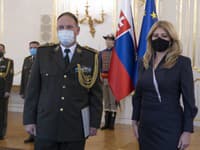 Prezidentka SR Zuzana  Čaputová a brigádny generál Alexander Kollárik počas jeho povýšenia do generálskej hodnosti