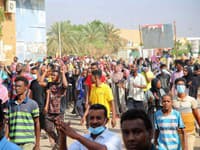 Protestujúci ľudia v uliciach Sudánu