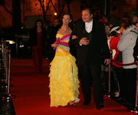 Roman Donoval prichádza s manželkou na Ples v opere. 