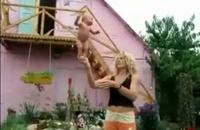 Žena s dieťaťom cvičí údajne tzv. baby jogu.