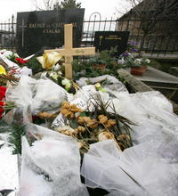 Na hrobe Edity Sipeky sú okrem umelých kvetov aj hnijúce kytice.