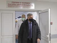 Na snímke bulharský dočasný premiér Stefan Janev prichádza navštíviť zranených cestujúcich do nemocnice