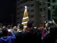 Obyvatelia pásma Gazy pri vianočnom stromčeku Obyvatelia pásma Gazy pri vianočnom stromčeku