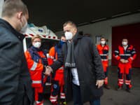 Predseda NR SR Boris Kollár (Sme rodina) navštívil a priniesol vianočnú kapustnicu zdravotníkom Záchrannej zdravotnej služby na Antolskej v Bratislave