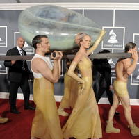 Lady Gaga sa počas odovzdávania cien Grammy na pódiu "vyliahla" z tohto vajíčka. 