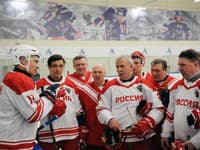 Putin a Lukašenko si zahrali hokej