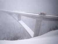 Vozidlo na odpratávanie snehu ide po moste Tamina vo švajčiarskom Valense