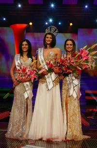 Trio najúspešnejších: zľava - prvá Vicemiss Romana Procházková, Miss Universe SR Dagmar Kolesárová, druhá Vicemiss Miriama Matúšová.