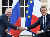 francúzsky prezident Emmanuel Macron a ruský prezident Vladimir Putin