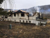 Hasiči zasahujú pri požiari hotela Hrabina