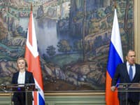 Liz Trussová a Sergej Lavrov