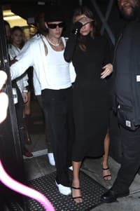 Spevák Justin Bieber s manželkou Hailey pri odchode z párty.